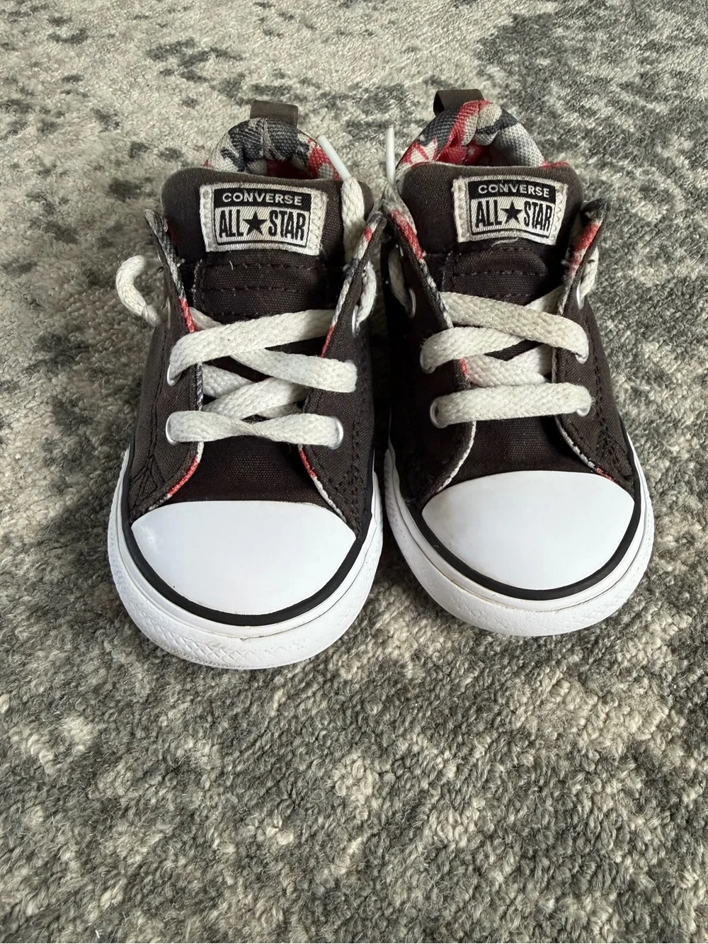 Converse low top toddler sneaker size 8 cushioned back